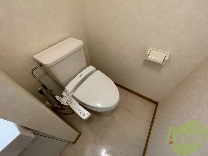 トイレ　トイレはシャワー付きトイレで洗面所とつながっています