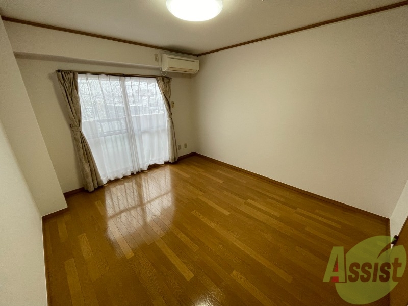 その他部屋・スペース　リビングはフローリングで温かみがあります