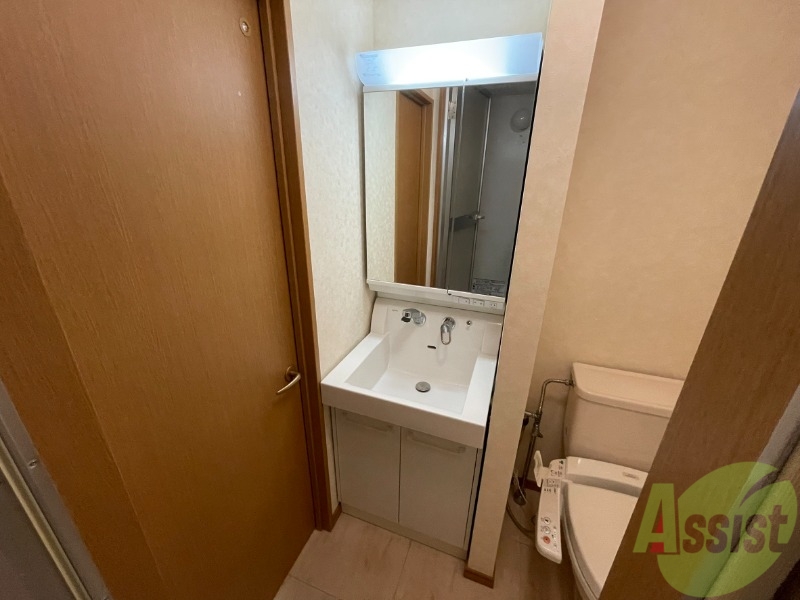 洗面設備　独立洗面台には大きいサイズの鏡と収納が付いてます