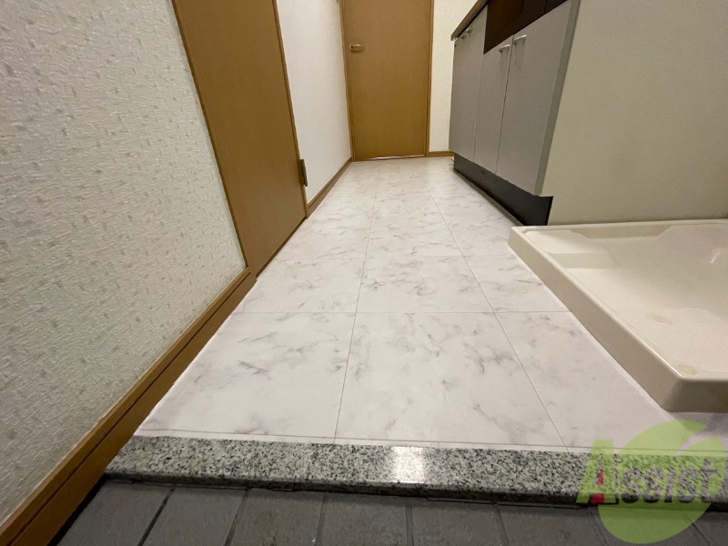 玄関　玄関は白いタイルで清潔感があり下足箱が付いてます