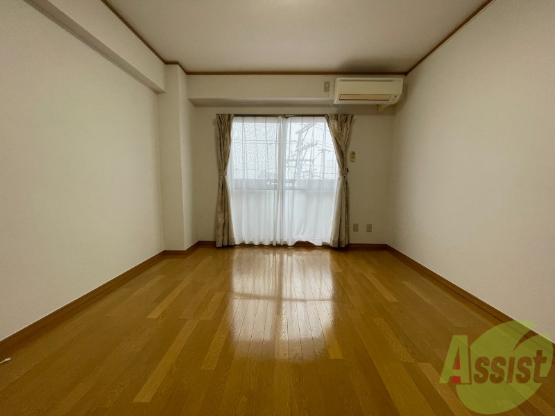 居室・リビング　リビングは７．８帖と少し広めで陽当たりが良いです