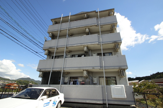 【メルカード弐番館の建物外観】