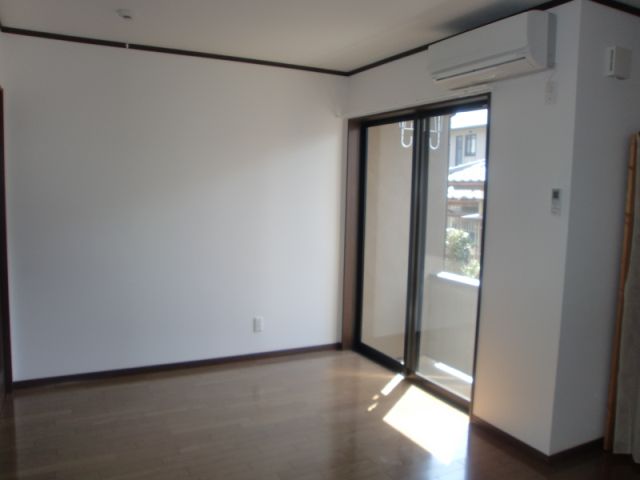 居室・リビング　大きな窓で日当たり良好です。