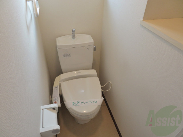 トイレ　トイレは嬉しいウォシュレット機能付きですよー。