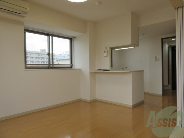 居室・リビング　出窓が付いて日差しがたっぷり入るのでとても明るいお部屋ですよ