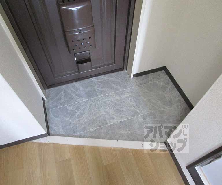 玄関　３０１号室の写真です。
