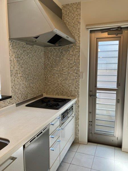 キッチン　３口ガスコンロ　食器洗浄機有