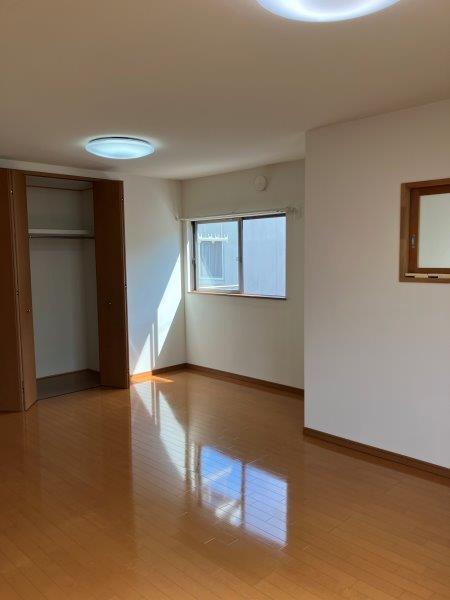 居室・リビング　２階洋室約１２帖収納２箇所有