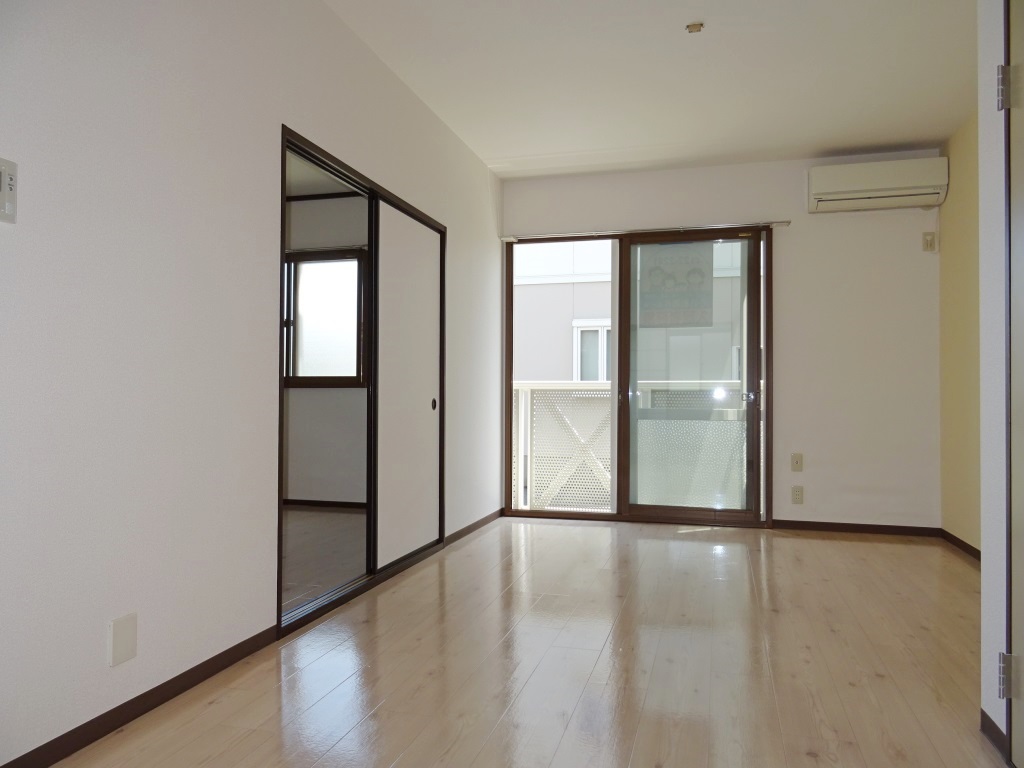 居室・リビング　10帖の明るい洋室