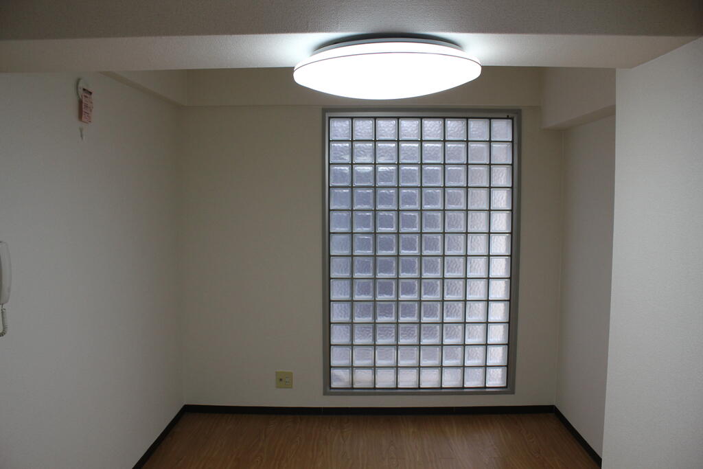 居室・リビング　開口が3か所あるので陽当たり良好です。