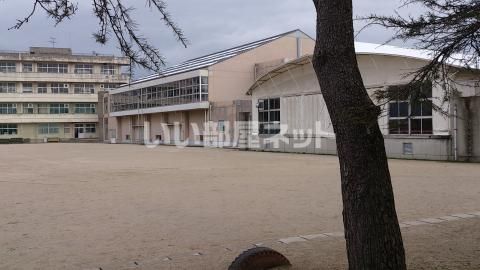 小学校　高松小学校（小学校）まで1953m