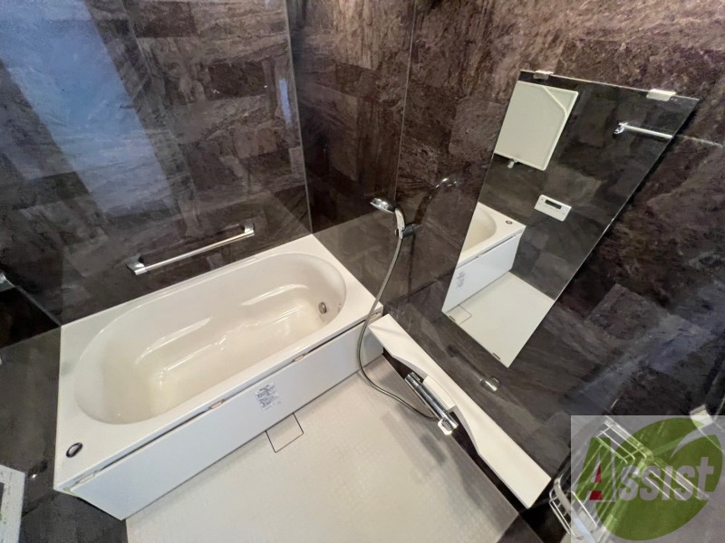 バス・シャワールーム　バスルームは狭すぎず、シャワーも浴びやすそうです。