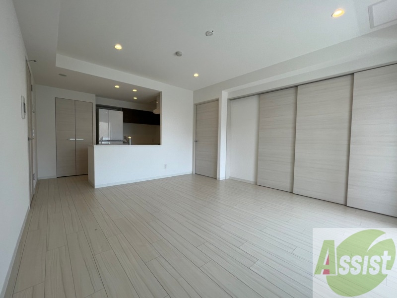 居室・リビング　白さが清潔感を出してくれます。お部屋も明るいですね。