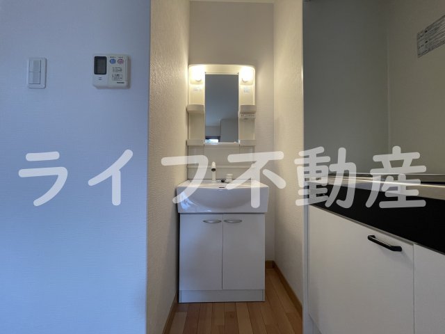 洗面設備　独立洗面化粧台が付いています