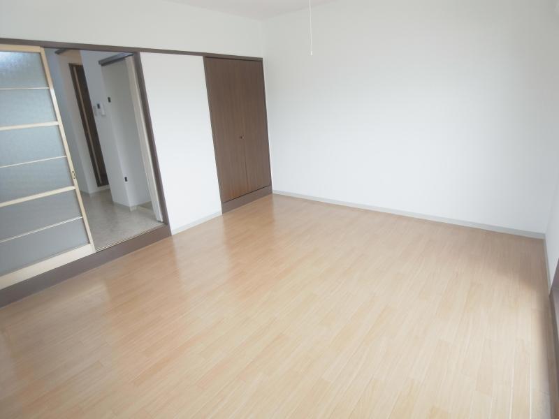 居室・リビング　9.5帖の洋室です。