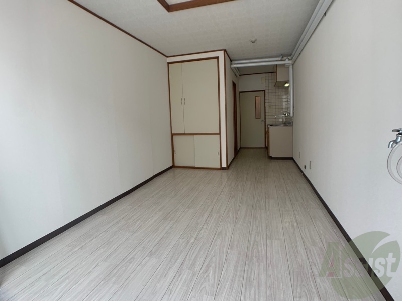 居室・リビング　１０帖の洋室です。広々として、きれいですね。