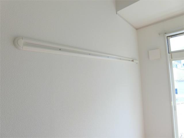 その他設備　便利なハンガーレール！ 同建物別部屋参考
