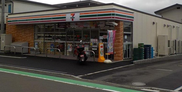 コンビニ　セブンイレブン 横浜桜ヶ丘1丁目店（コンビニ）まで553m