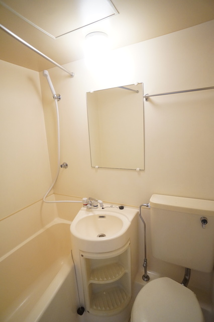 トイレ　白を基調とした空間で清潔感のあるトイレです♪