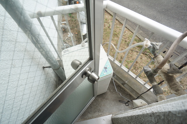 その他　洗濯機置場が室外にあるのでお部屋を広々お使いいただけます。