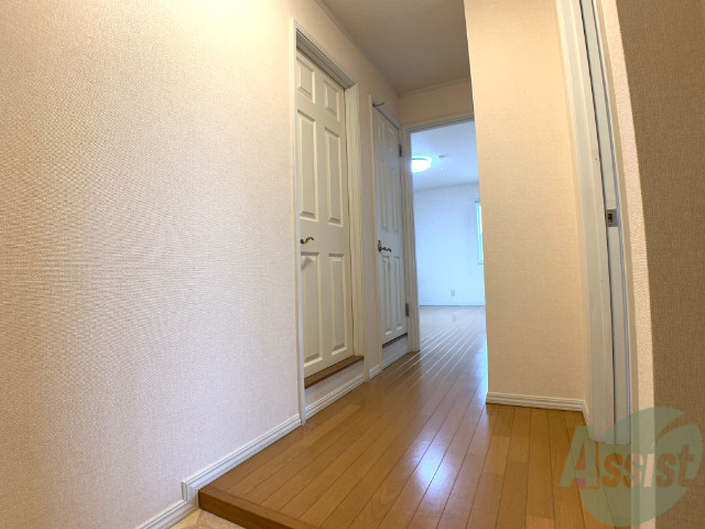 収納　ドアも白がベースで、オシャレな雰囲気がありますね。