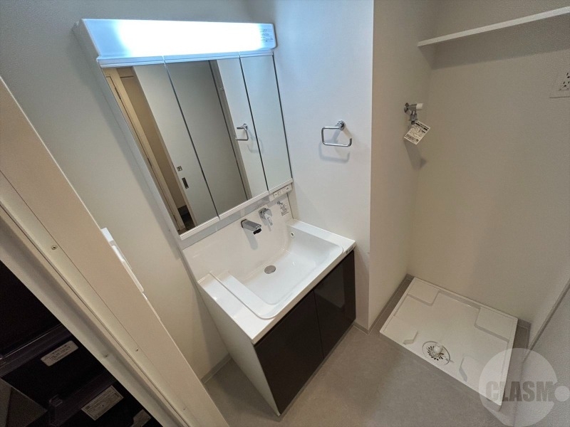 洗面設備　三面鏡の洗面台