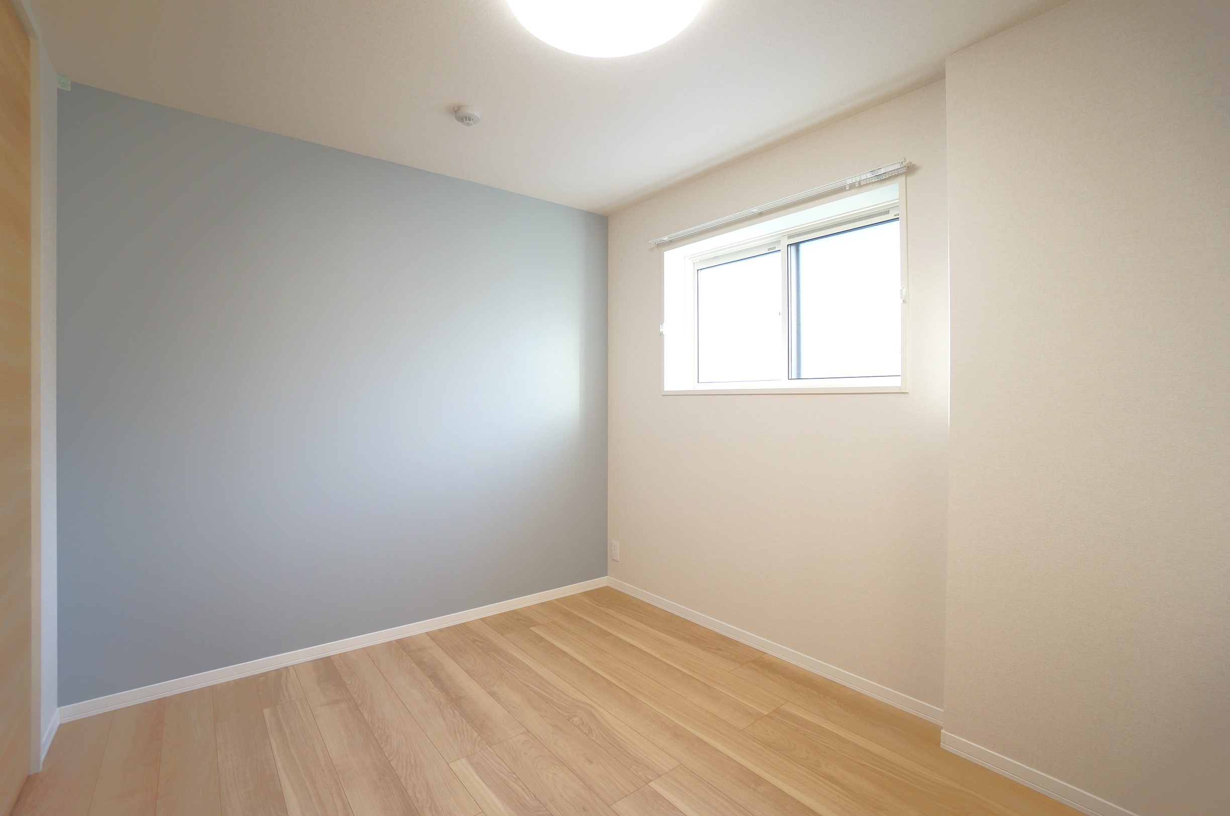 居室・リビング　居室、アクセントクロス、LED照明付