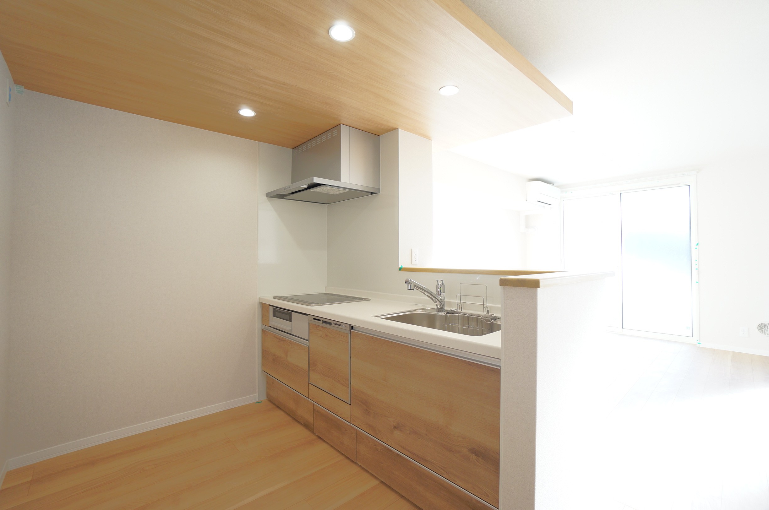 キッチン　対面式、ＩＨクッキングヒーター、食洗機付。床下収納付。