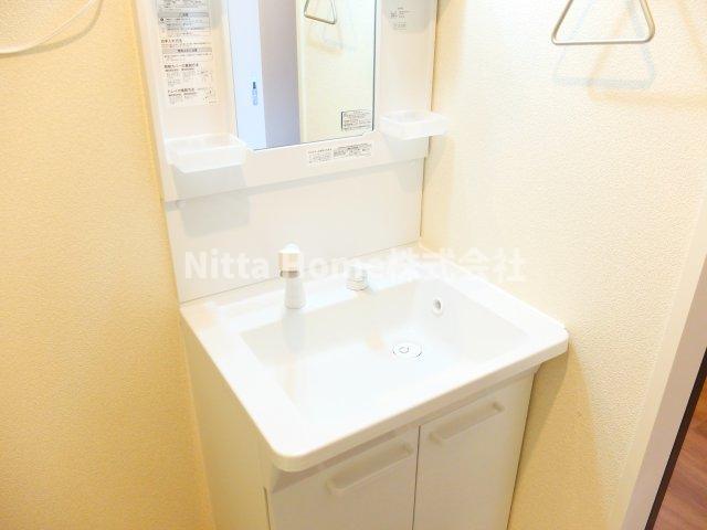 洗面設備　身支度に便利な独立洗髪洗面台がついています＊