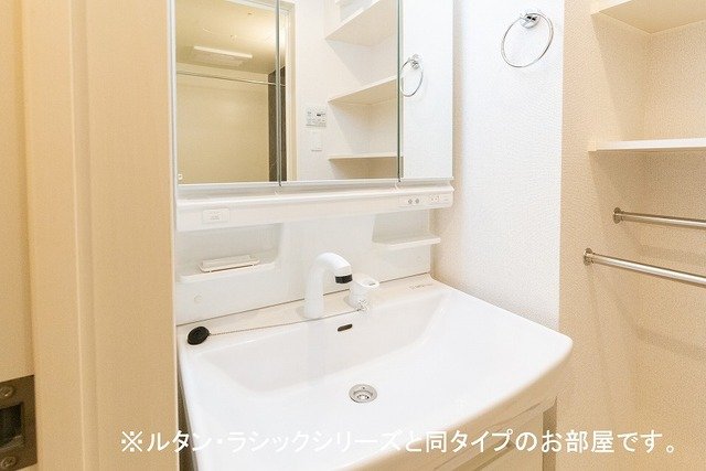 洗面設備　明るい洗面所です