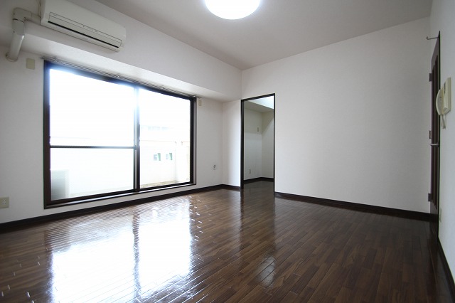 居室・リビング　同物件、別号室のものです。