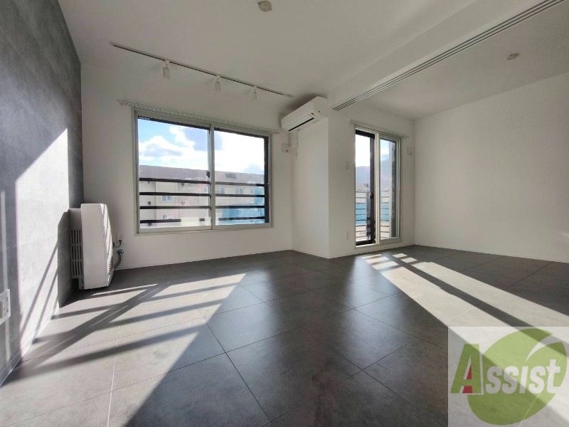 居室・リビング　フローリングと壁のカラーが明るい雰囲気ですね！