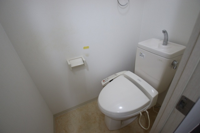 トイレ　※別室の参考写真の為、現況優先です。