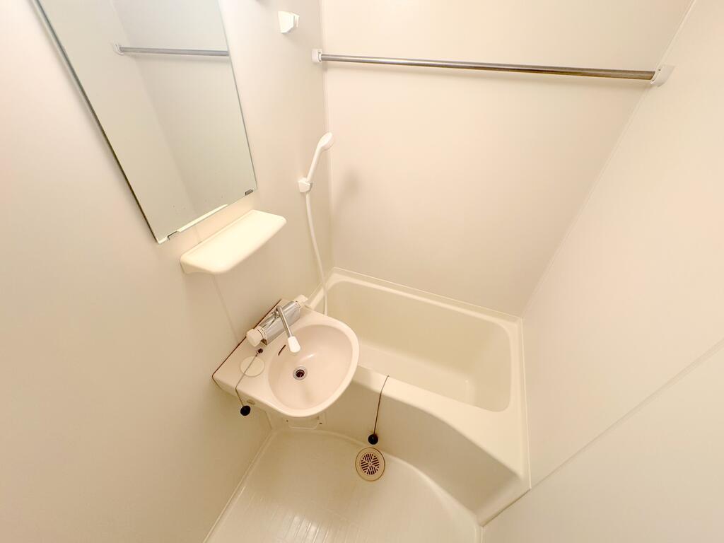 バス・シャワールーム　浴室乾燥機能付きのバスルームです