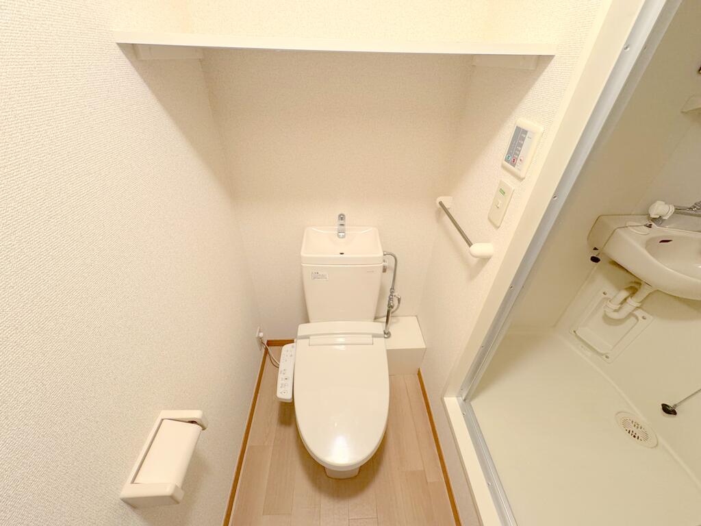 トイレ　温水洗浄便座です