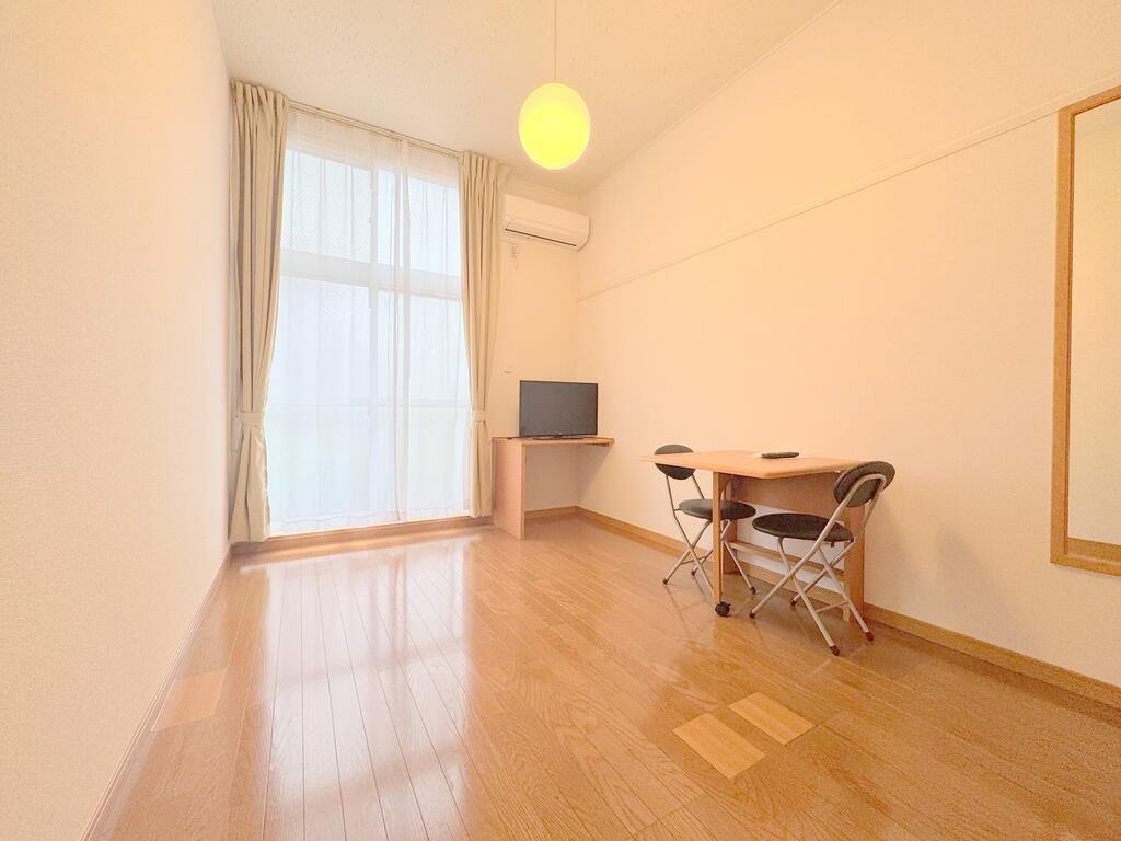 居室・リビング　天井が高く開放感のある居室です