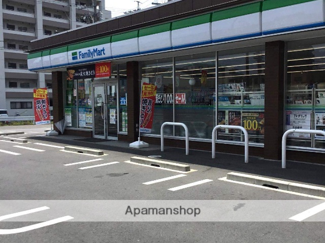 コンビニ　ファミリーマート（コンビニ）まで130m
