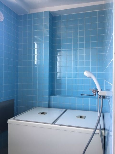 バス・シャワールーム　お手入れが楽なパネル型ふろ蓋