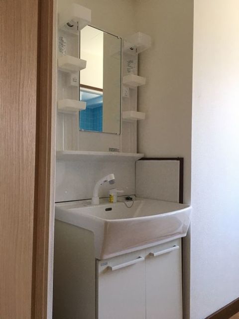 洗面設備　洗面台はタンク式電気給湯器です。