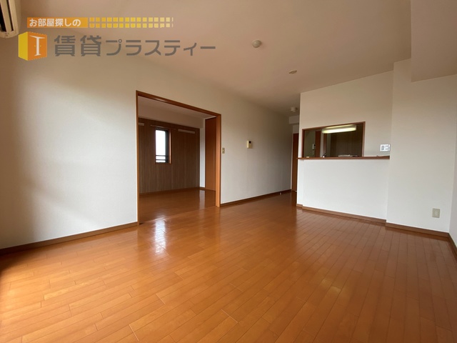 居室・リビング　対面キッチンで会話が弾むリビング。