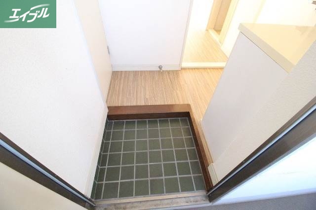 玄関　写真は同タイプのお部屋です