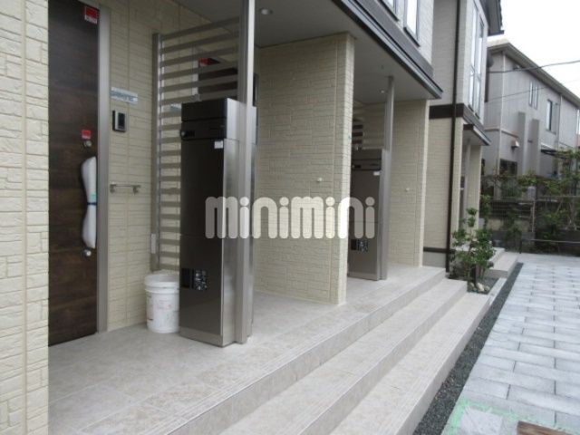 エントランス　屋根付き駐輪場