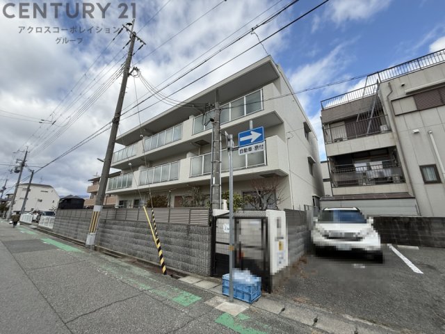 建物外観　居住者専用のごみ置き場があります。