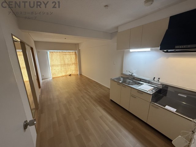 居室・リビング　床色が明るい色合いで、とてもきれいです。