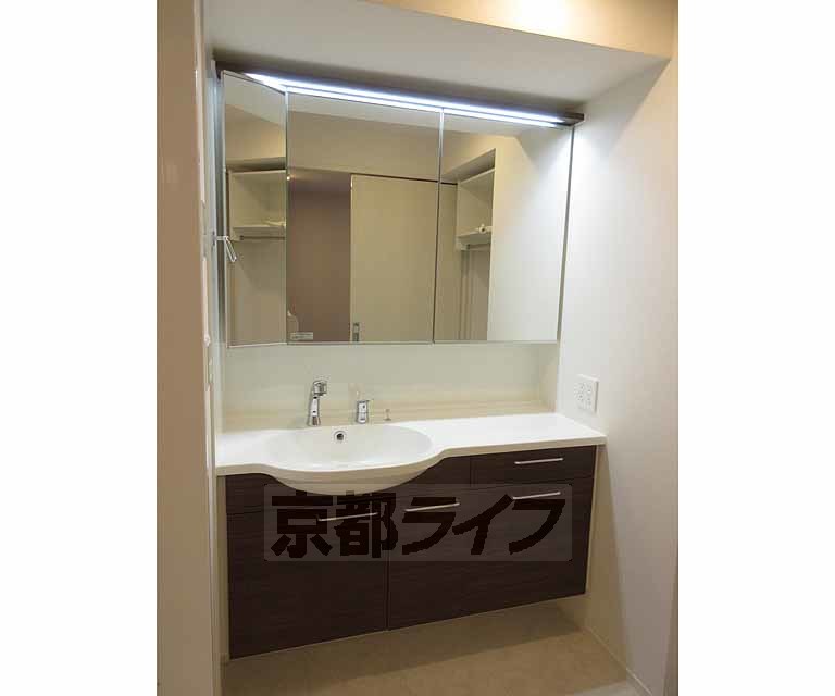 洗面設備　ワイドな洗面台・