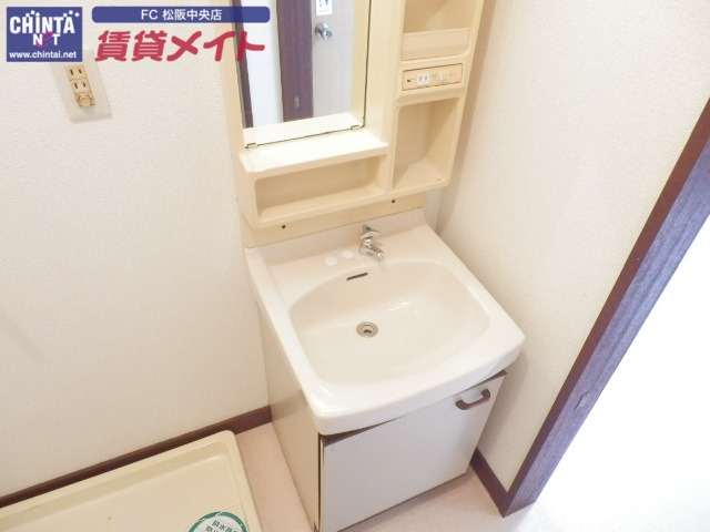 洗面設備　別部屋同型タイプです。