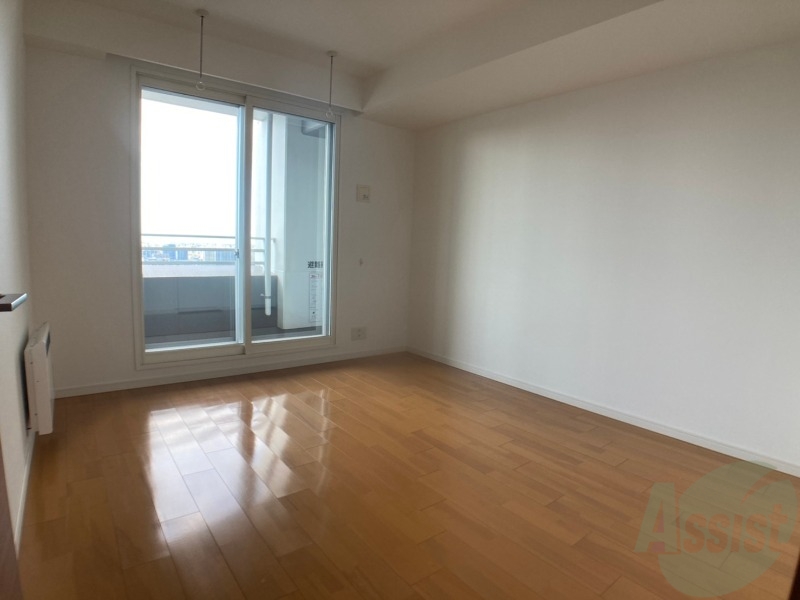 その他部屋・スペース　寝室を撮影しました。日射しがあり明るい印象。