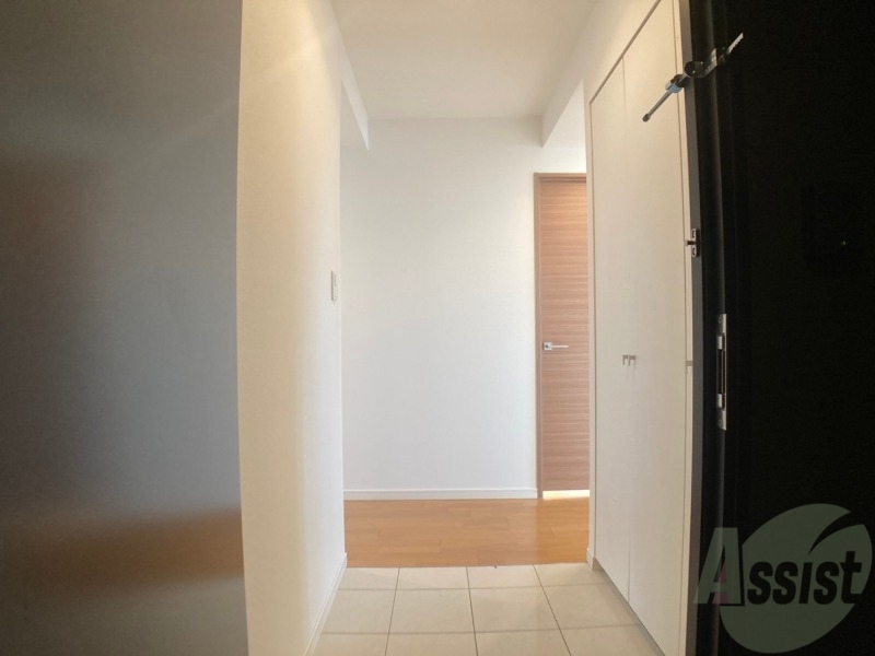 玄関　玄関の様子です。広い洋室にすぐ繋がっています。