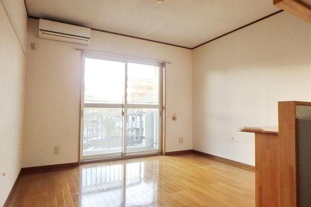 居室・リビング　★広々明るい居室空間★