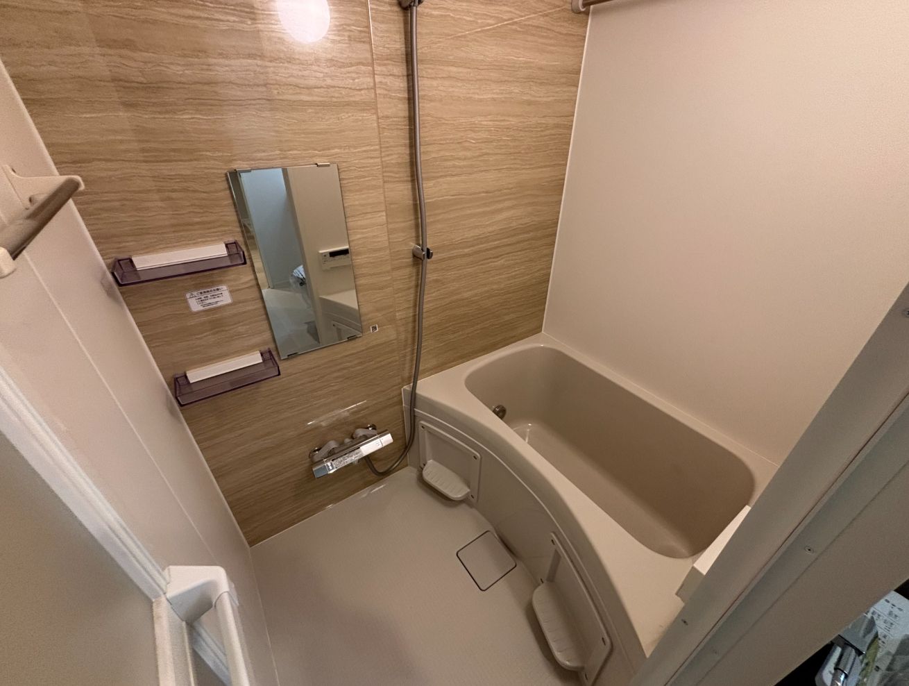 バス・シャワールーム　コンパクトで使いやすいお風呂です